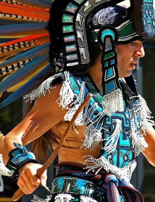 Это ацтек.Все фото из открытых источников.