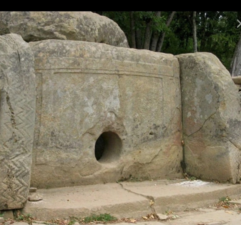 Видите вертикальные зигзаги? Так в Древности обозначали воздух.Под каждым дольменом была вода и это обязательно,Перекрытие было из плиты с включением кварца.Так создавался пьезоэлектрический эффект.В отверстие вставлялась заглушка.Поговорил по ,если дольменыземному телефону и поставил заглушку обратно в отверстие.Это сделали Нарты-великаны.