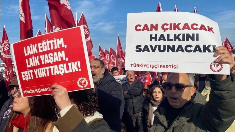 Алевиты Турции требуют светского образования и незавимых судебных органов. Алевиты в Турции - численно крупное этноконфессиональное меншинство. Однозначной оценки нет, но некоторые авторы, указывают, что каждый пятый - седьмой турок может быть алевитом. Как с армянами тут не поступишь, договариватся приходится. Хотя и они претерпели немало от турецких фашистов ( резня в городе Кахраманмарас в 1978 году, погромы религиозными фанатиками в Сивасе в 1993-м)