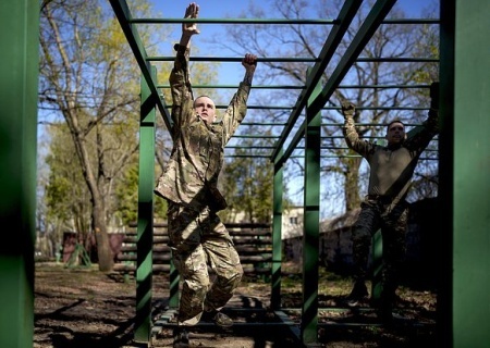    «Уже идут похоронки на вчерашних школьников». Киевский режим заманивает в ряды ВСУ 18-летних юношей, используя Roblox и Netflix
