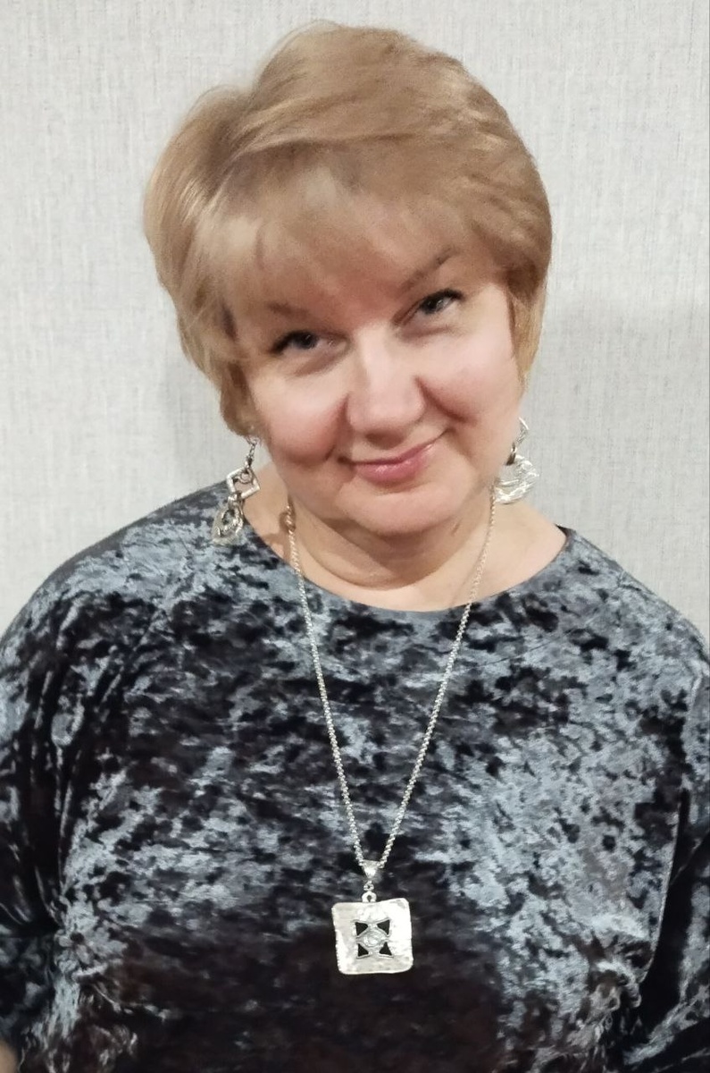 Подвеска ждала своего часа 10 лет. А вчера за 6 минут 40 секунд я превратила её в кулон. :) Два колечка, бейл, кривогубцы, тонкогубцы - и вуаля! А, очки ещё понадобились, совсем зрение село, ох! 🤓😁