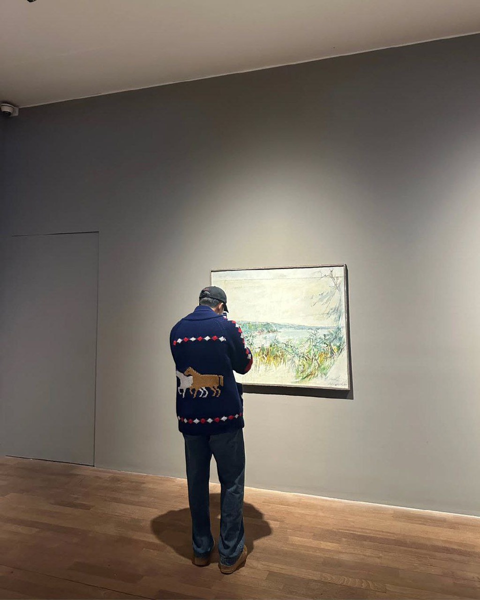 Фото из соцсети Намджуна: на выставке