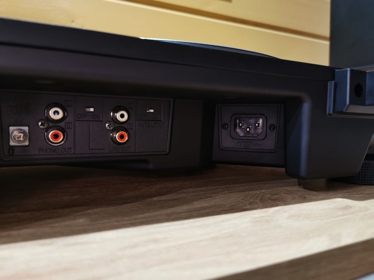 Блок питания встроен в стол