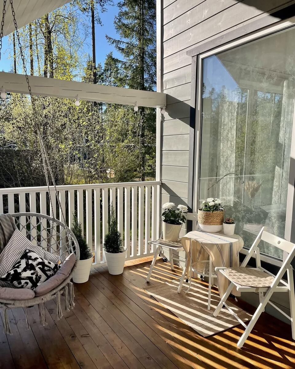 Террасу красили дважды. Предыдущее покрытие (морилка + масло Tikkurila valtti puuoljy) облезло всего лишь за год эксплуатации