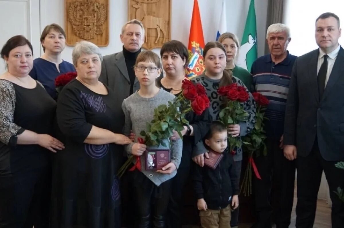    Семьям погибших в СВО бузулучан передали ордена Мужества