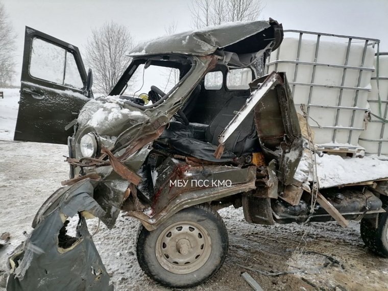 Водитель УАЗа оказался зажатым в кабине
Фото: ВК Поисково-спасательная служба Кунгурского округа.