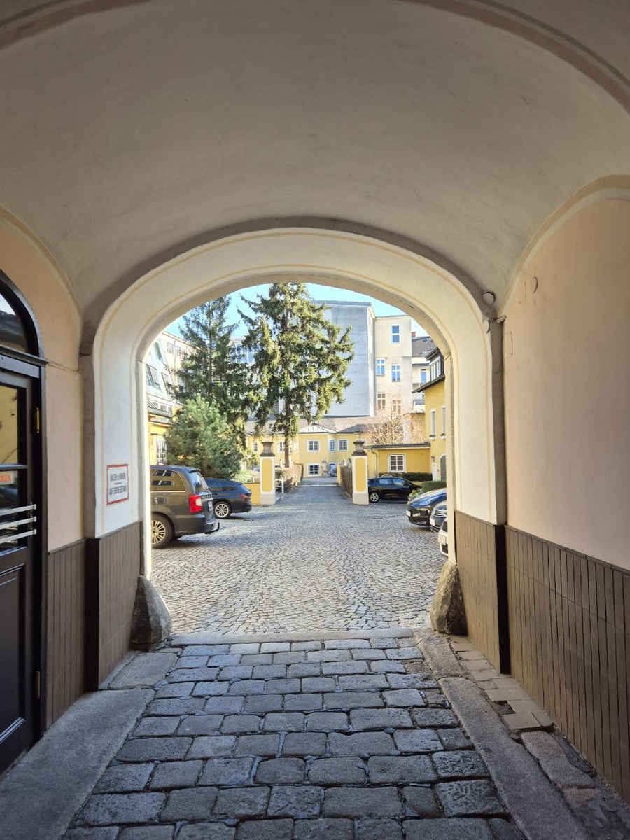 Переодически в сплошной линии домов встречаются вот такие симпатичные арки во внутренние дворики.