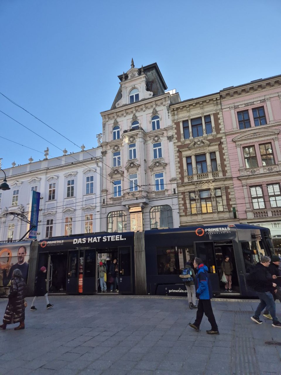 В центре все дома, как и в Вене, немного дворцы. По центру тоже бегают трамваи.