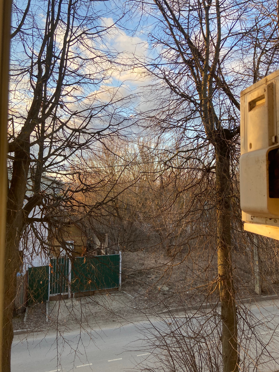 Вид из окна нашей комнаты. 7 утра.