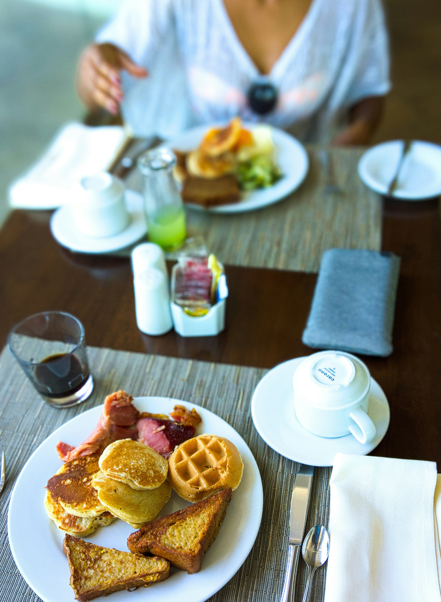 "Всё включено" предполагает часы, когда в гостиничных ресторанах вы можете поесть в режиме "шведского стола", именно таком, и не 1 раз, как при завтраках, а как минимум 3-4 (впрочем, у меня было максимум 3 приёма пищи).