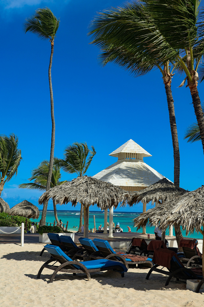 …ну и так, мелочь: на водном курорте у такой гостиницы почти наверняка будет свой пляж, если такое возможно!…