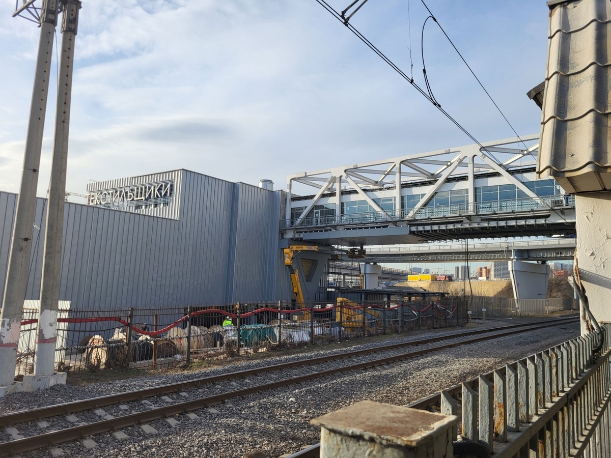 📷 1.1: Продолжаются отделочные работы на надземной галерее пересадки.