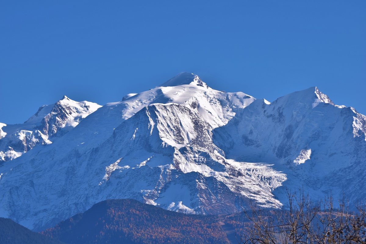 Гора Монблан Из: https://get.pxhere.com/photo/mountain-snow-winter-mountain-range-panorama-glacier-ridge-summit-mont-blanc-massif-alps-plateau-savoie-cirque-piste-landform-summits-landscape-snow-geographical-feature-mountainous-landforms-geological-phenomenon-1362576.jpg