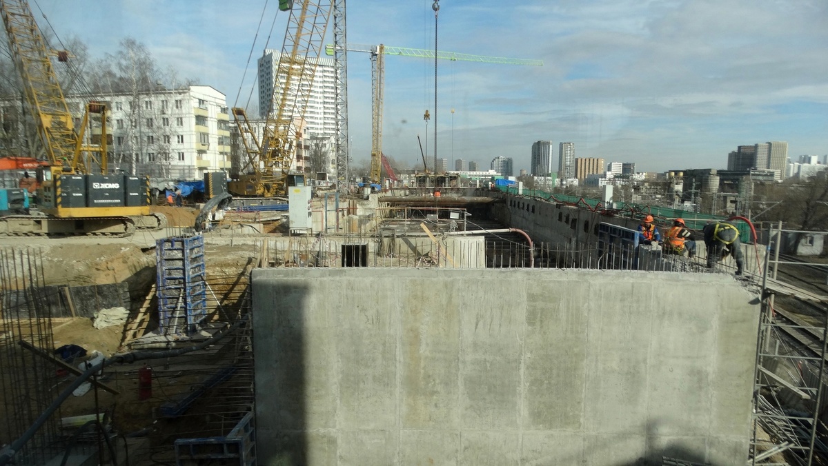 📷 1.1: Активно возводятся основные конструкции нижнего уровня западного вестибюля, пересадочного на МЦК.