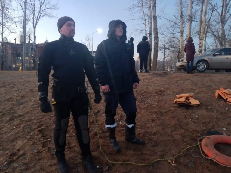    Мужчина на льдине. Оренбургские спасатели развернули операцию на Урале Марина Шарт