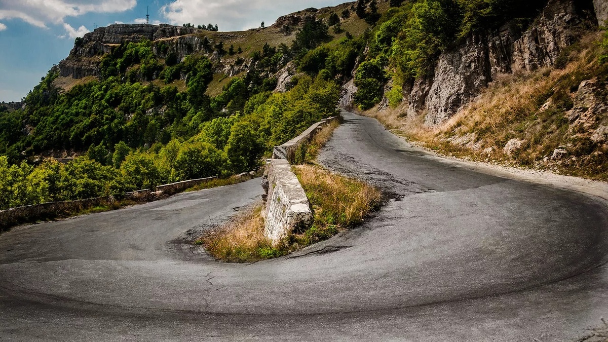 Разворот на 360 градусов. Это фото из доступных источников. Из салона автомобиля такие повороты снять сложно - глаза бывают прикрыты ладошкой). 