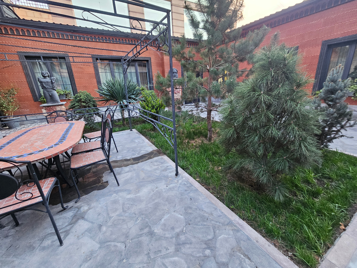 Уютный внутренний двор отеля.