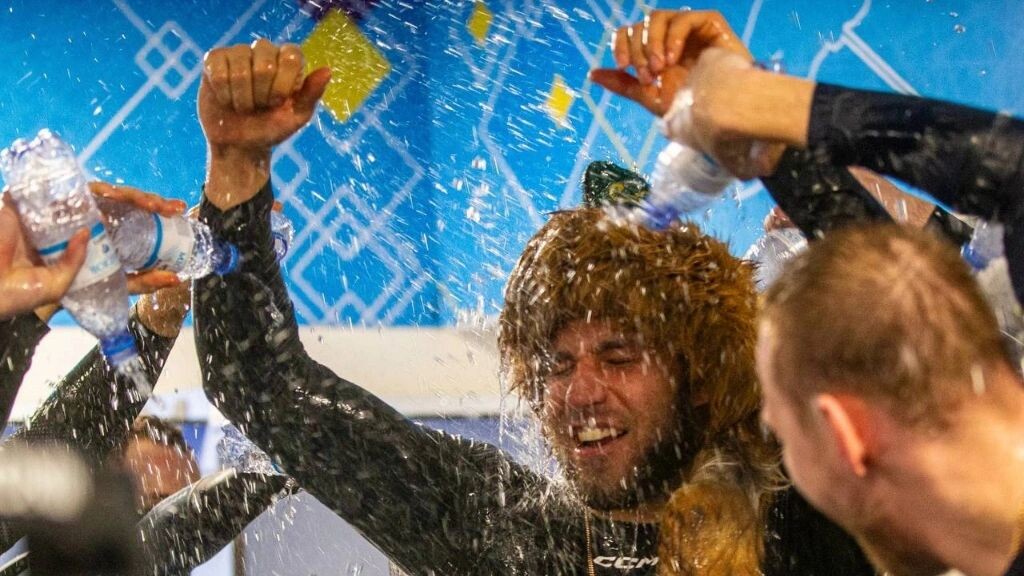    Джоша Ливо поздравляют с рекордом в раздевалке. Фото: ХКСЮ/t.me