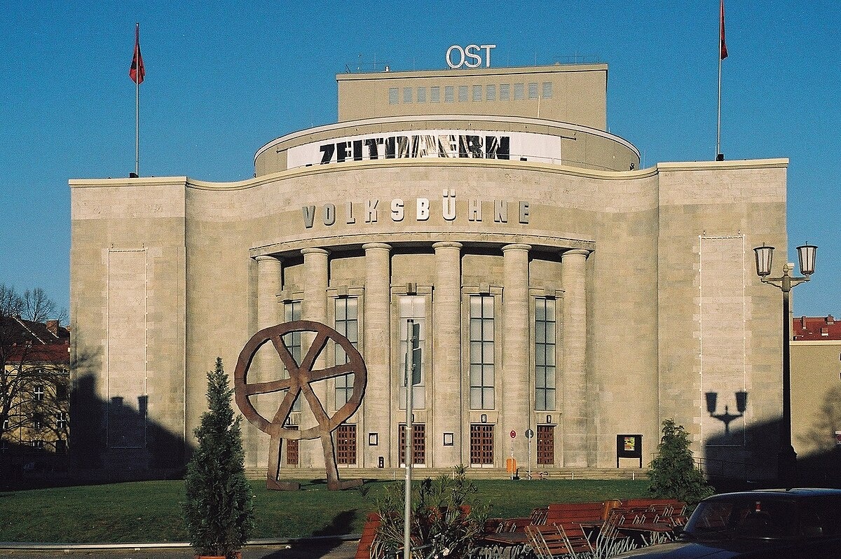 Здание театра Фольксбюне, в Берлине на Бюловской площади (переим. в площадь Розы Люксенбург).