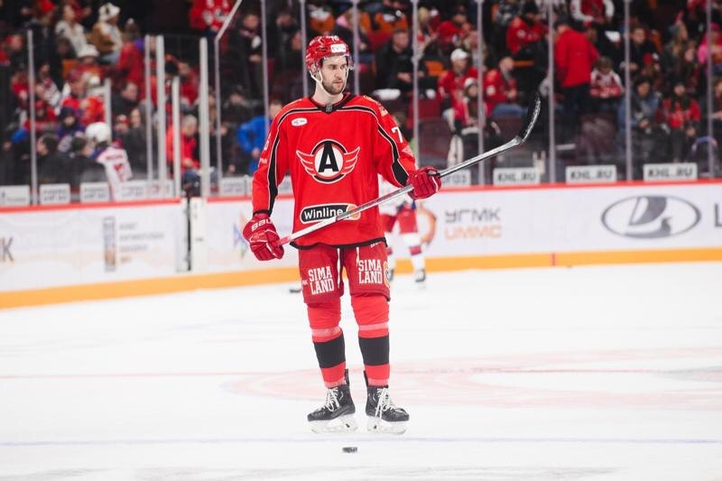    Фото Екатерина Чехова / Нападающий «Автомобилиста» Артем Каштанов забросил две шайбы в матче с «Металлургом»