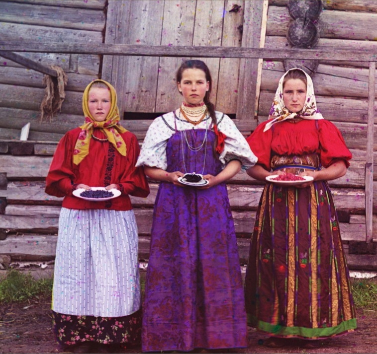 Сергей Прокудин-Горский. Крестьянские девушки. Нижняя Топорня. Река Шексна. 1909