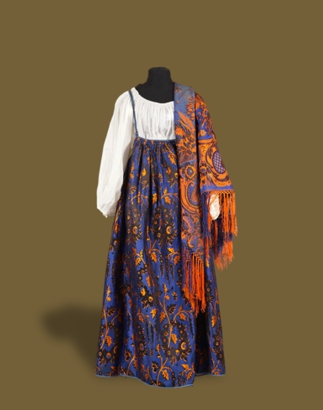 Каргопольский женский костюм. Олонецкая губерния, Каргопольский уезд. Последняя треть XIX - начало ХХ вв. Полушелковая ткань, ситец, шерстяная тесьма, хлопчатобумажная тесьма; ткачество (жаккардовое)