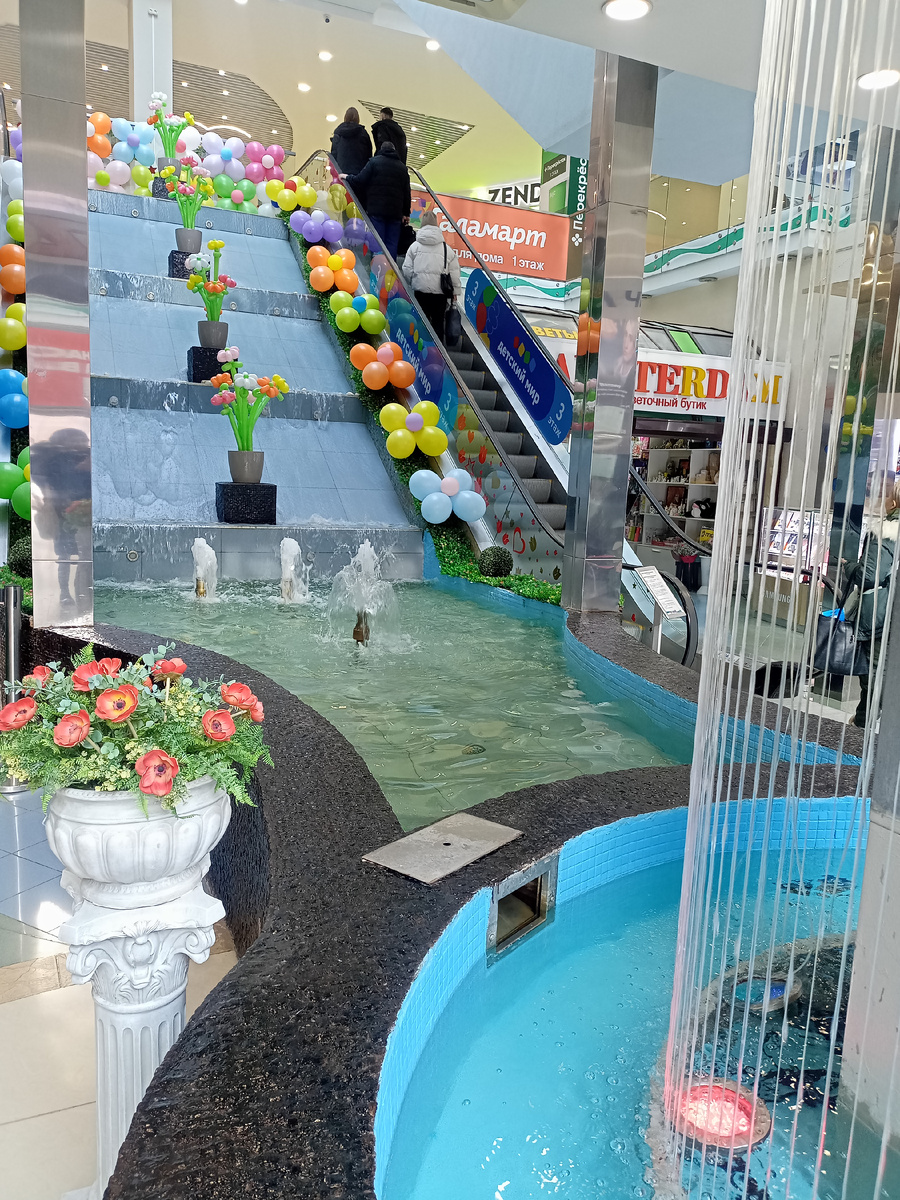Фото автора канала "Волнушка", для поднятия настроения. В ТЦ "Колумб" было такое оформление на 8 марта. Красиво, правда?