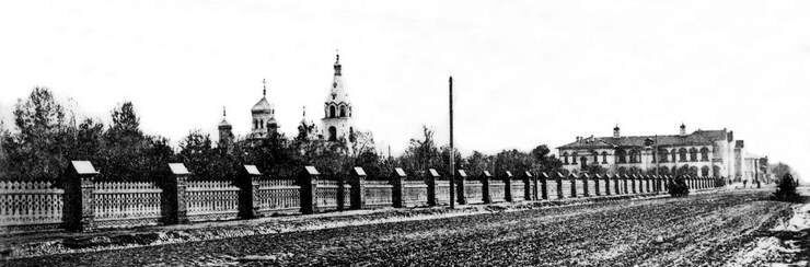 Покровский сад и Покровская церковь. Фото - https://bichurov.ru/part_2/charge/html/70.3.html