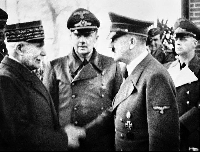 Маршал Анри-Филипп Петен приветствует Адольфа Гитлера. Монтуар, 24 октября 1940 года