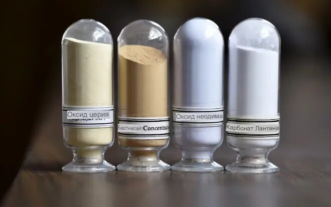 Образцы редкоземельных минералов слева направо: оксид церия, бастнасит, оксид неодима и карбонат лантана. Выставка проходит во время экскурсии по редкоземельному предприятию Molycorp в Маунтин-Пасс, Калифорния, 29 июня 2015 года. REUTERS/Дэвид Беккер/Фото из архива