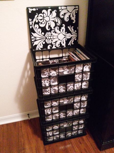 Даже если Вы проживете в квартире, всегда появляется потребность в полках, стеллажах, которые с легкостью можно сделать из пластиковых ящиков