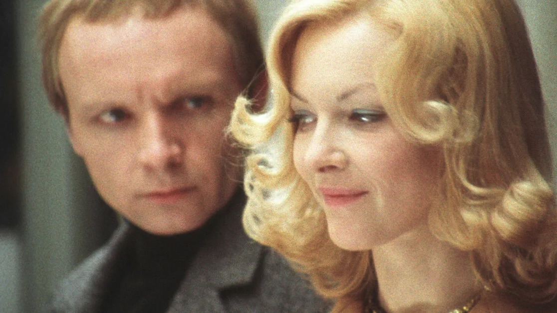 Кадра из фильма «Иронии судьбы, или С легким паром!». Андрей Мягков и Барбара Брыльска