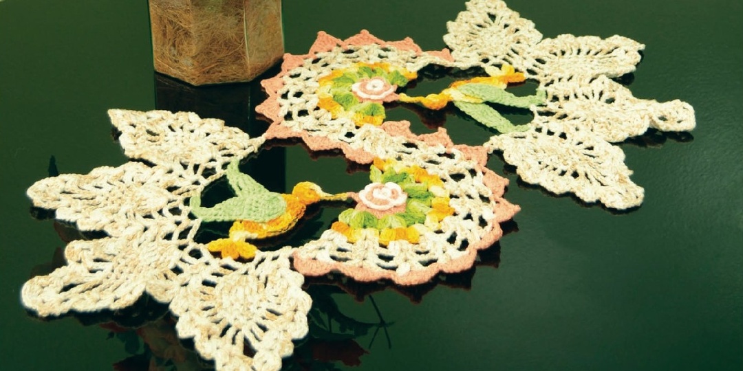 Объёмные салфетки с птичками и цветами, которые вяжутся из мотивов крючком (схемы прилагаю)