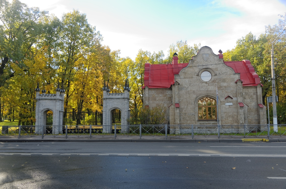 Дом привратника и готические ворота ( на видео вдалеке он есть)