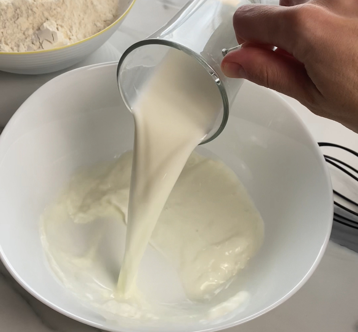 Налить стакан теплого молока.