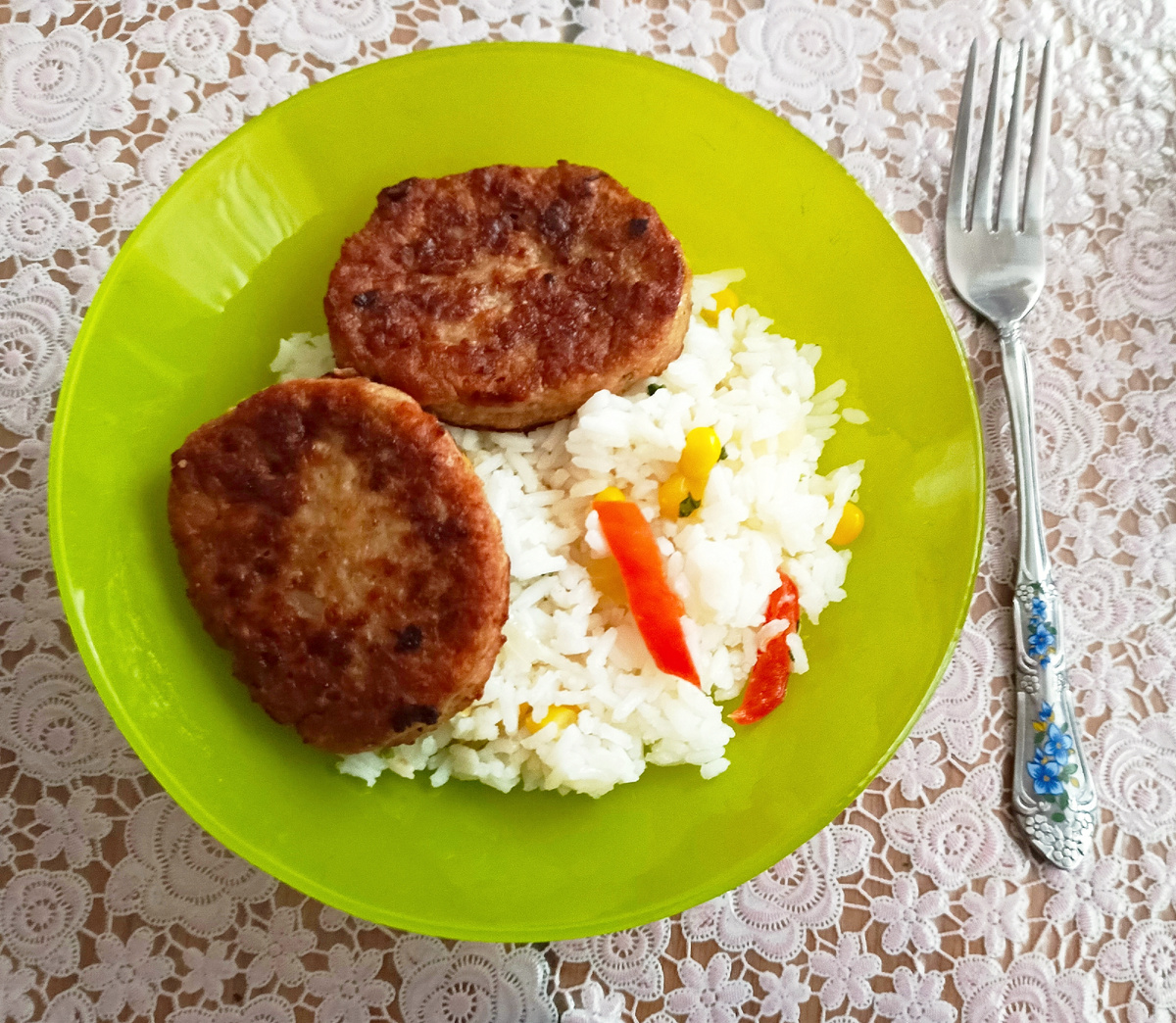 Котлеты и рис с жареным луком, перцем и кукурузой. 