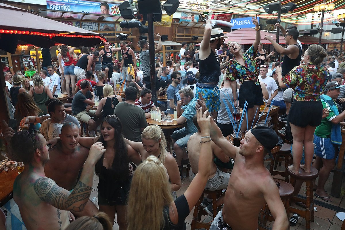 Туристы на Майорке проводят дни на пляже, а ночи — в пабах и на дискотеках.