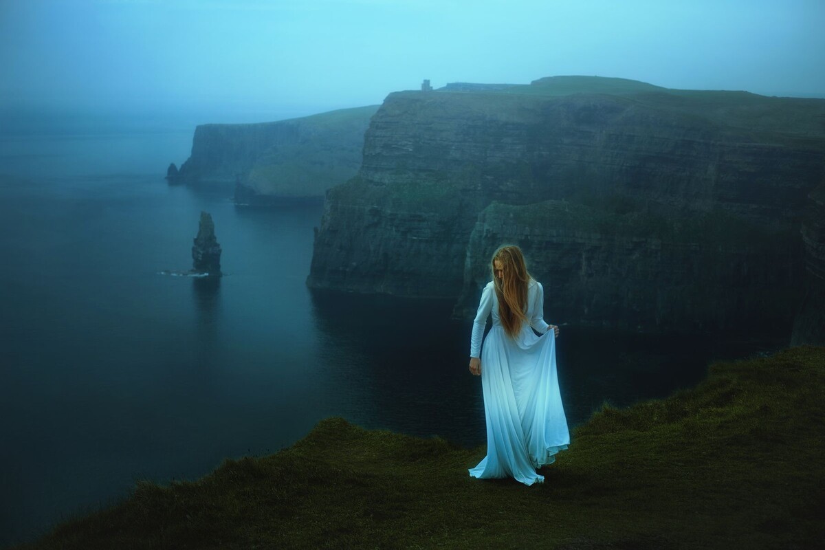 Девушка на утесе