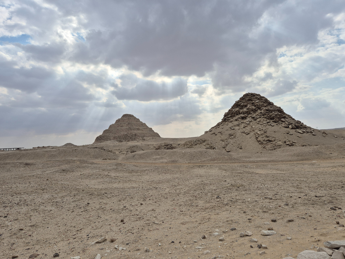 Пирамида Джосера (вдали) и остатки пирамиды Тетти в Саккаре | Личное фото