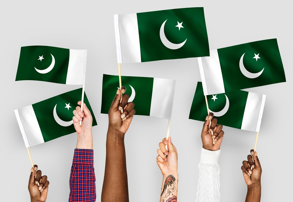 Источник: https://www.freepik.com/free-photo/hands-waving-flags-pakistan_2979527.htm#fromView=search&page=1&position=30&uuid=bafe5f1f-30e9-4f28-969b-6f47776cb7b7&query=%D0%BF%D0%B0%D0%BA%D0%B8%D1%81%D1%82%D0%B0%D0%BD
