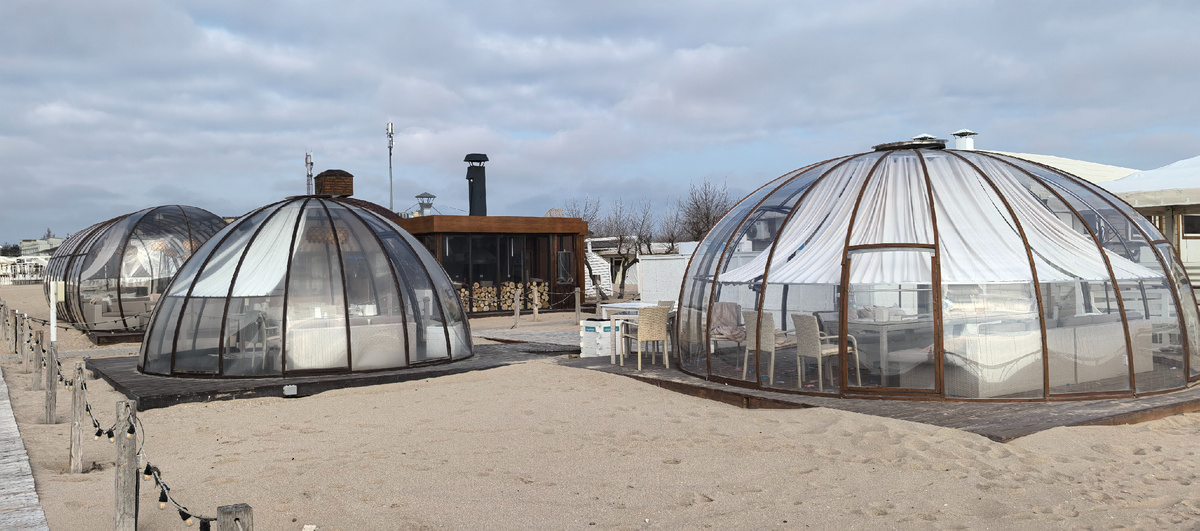 Ресторан пляжа "Лазурный берег" на берегу моря. 