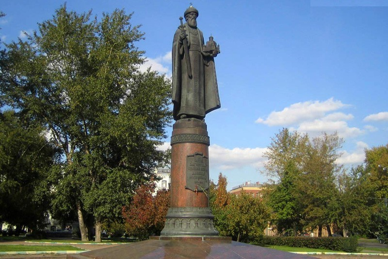 Памятник князю Даниилу Московскому у Серпуховской заставы. Москва