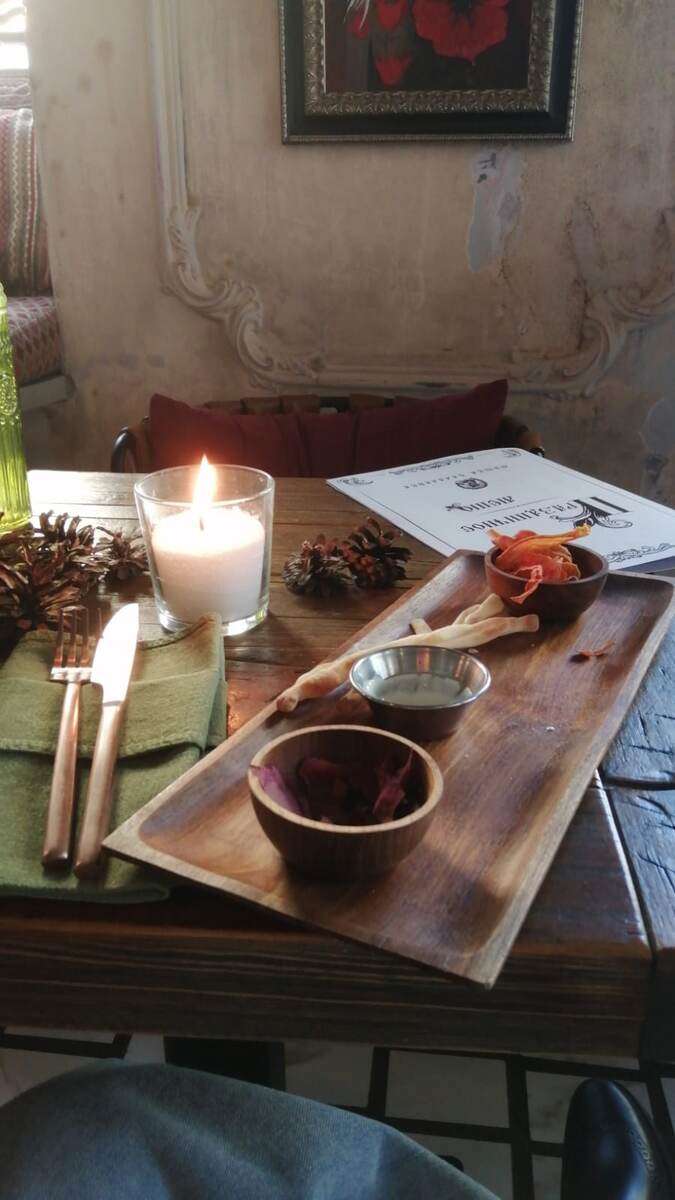 Свекольные чипсы, морковные чипсы, соус и итальянские хлебные палки) Нога моя)