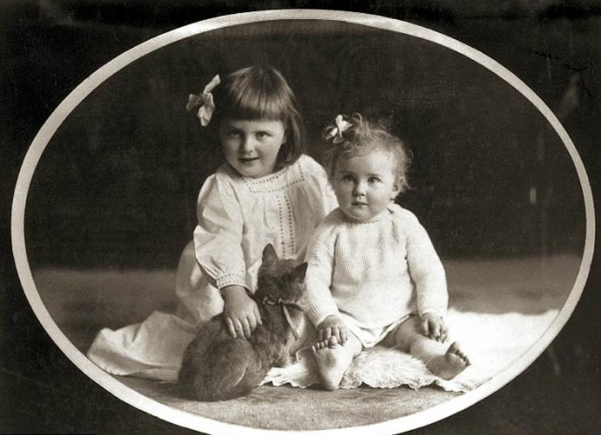 Ева Браун со старшей сестрой Ильзой. 1913 год