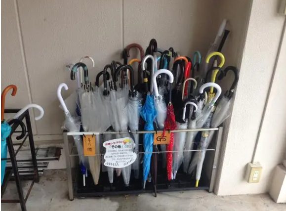 Зонтики при входе в общественное учреждение