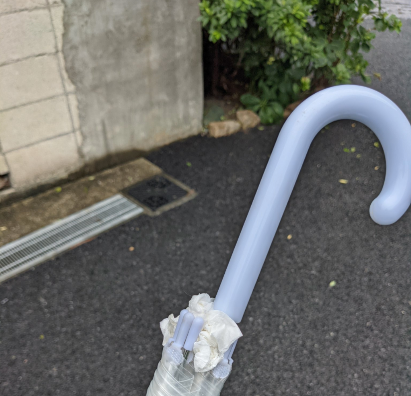 Суньте сопливую салфетку в зонтик и его никто не возьмет. Гениально