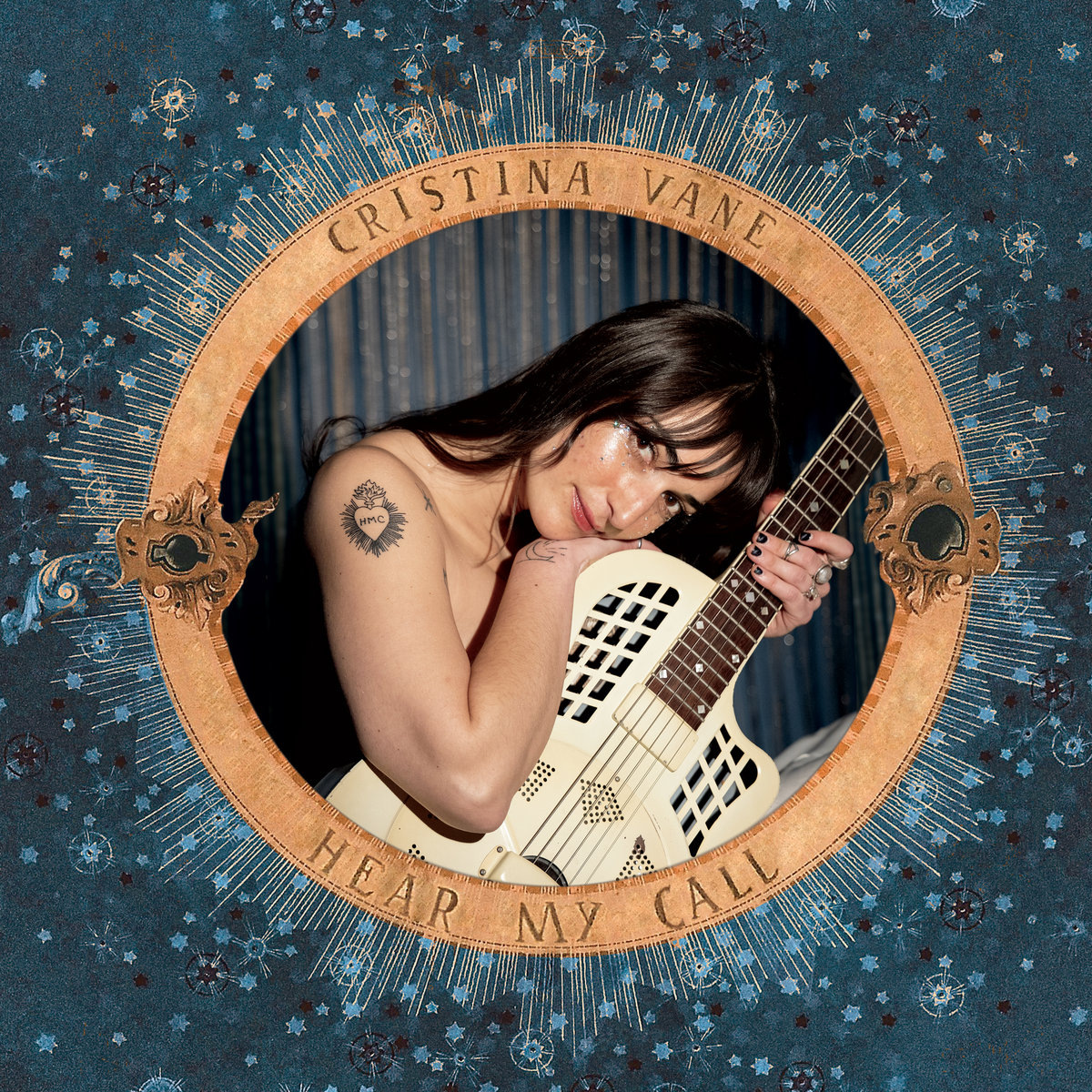 Обложка довольно нейтрально воспринимается, - но она лжет, - о Кристине, - однако довольно правдива о том, что под ней (обложкой то есть). Лисья музыка, Кристине в целом не свойственная, - насколько я ее знал конечно прежде. Может и недостаточно знал.