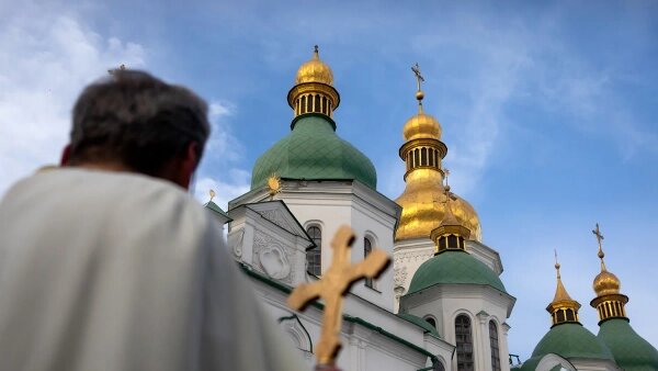С купола Софийского собора в Киеве ветром сорвало крест. Обложка © ТАСС / Ирина Яковлева