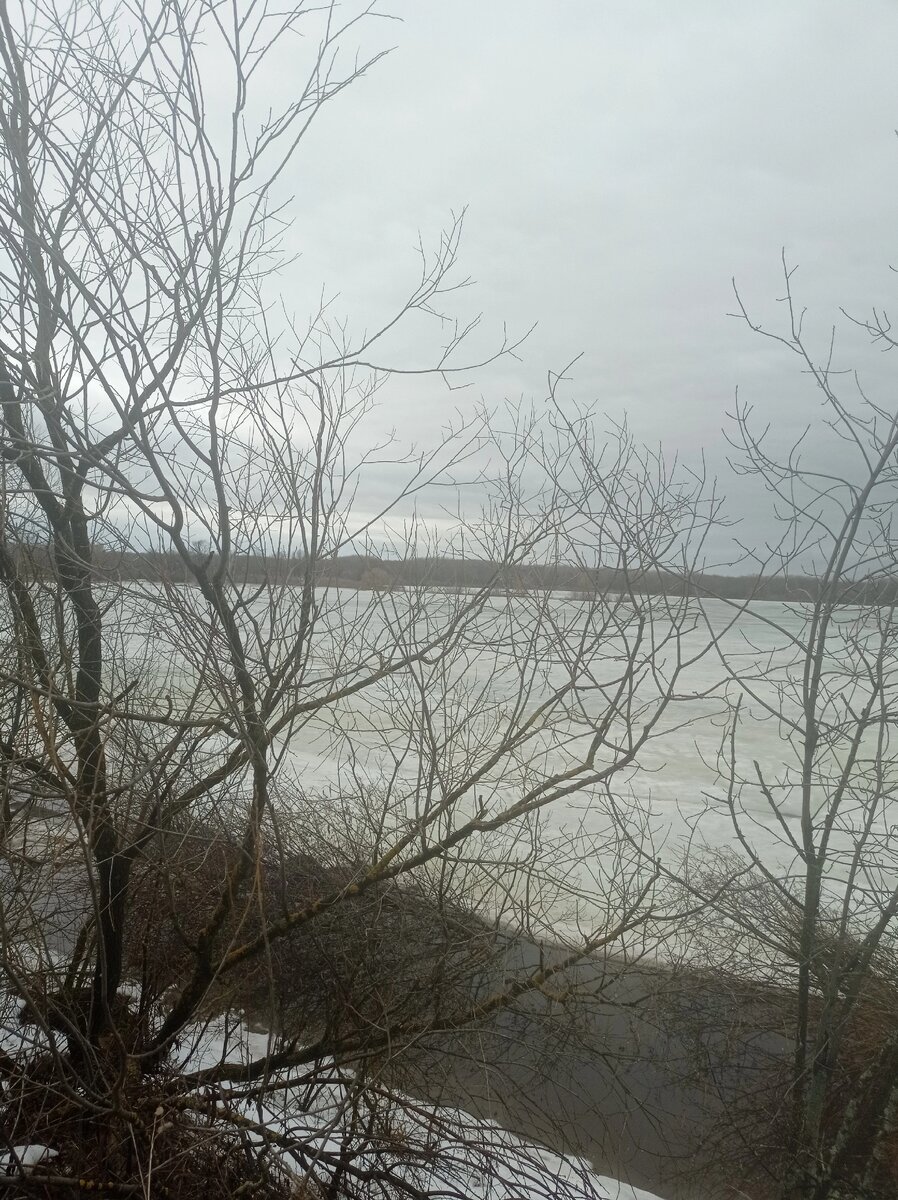 На озёрах ещё лёд