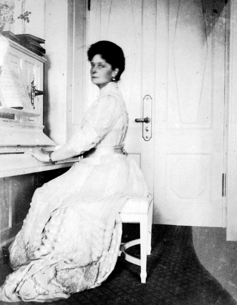 Императрица Александра Федоровна за пианино. Фотография из интернета